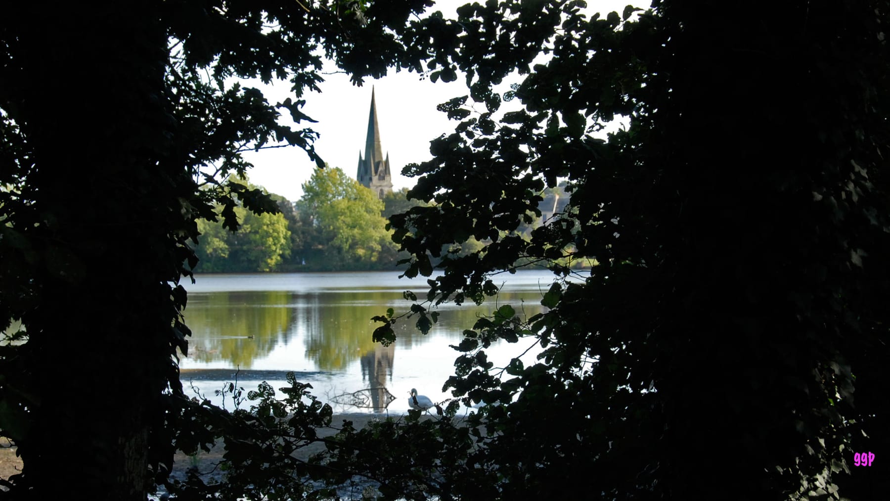 Vue sur les étangs et l'église depuis l'ancienne voie ferrée